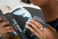 Erotický román Padesát odstínů šedi se stal ihned bestsellerem.